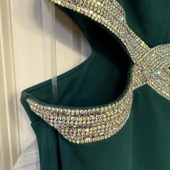 Elegant Green Strapless Dress with Silver Accents at midriff - Picture 5 of 12